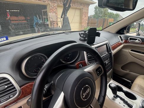 Used 2011 Jeep Grand Cherokee Limited w/ Mopar Chrome Edition Group AWD/4WD image 10