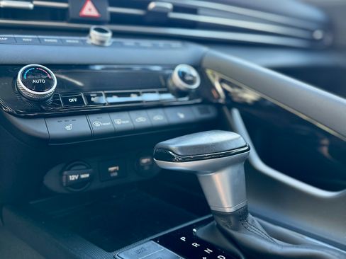 Used 2023 Hyundai Elantra Limited image 5