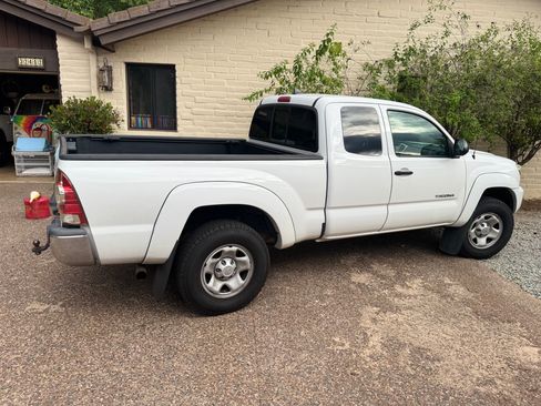 Used 2015 Toyota Tacoma PreRunner w/ SR5 Package image 2