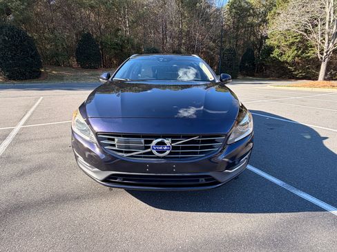 Used 2017 Volvo V60 T5 Platinum image 4
