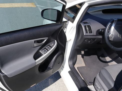 Used 2015 Toyota Prius Four w/ Deluxe Solar Roof Package FWD image 10