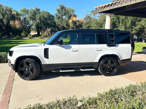 Used 2023 Land Rover Defender 130 X-Dynamic SE image 2