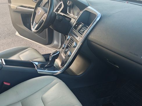 Used 2016 Volvo XC60 T6 AWD/4WD image 10