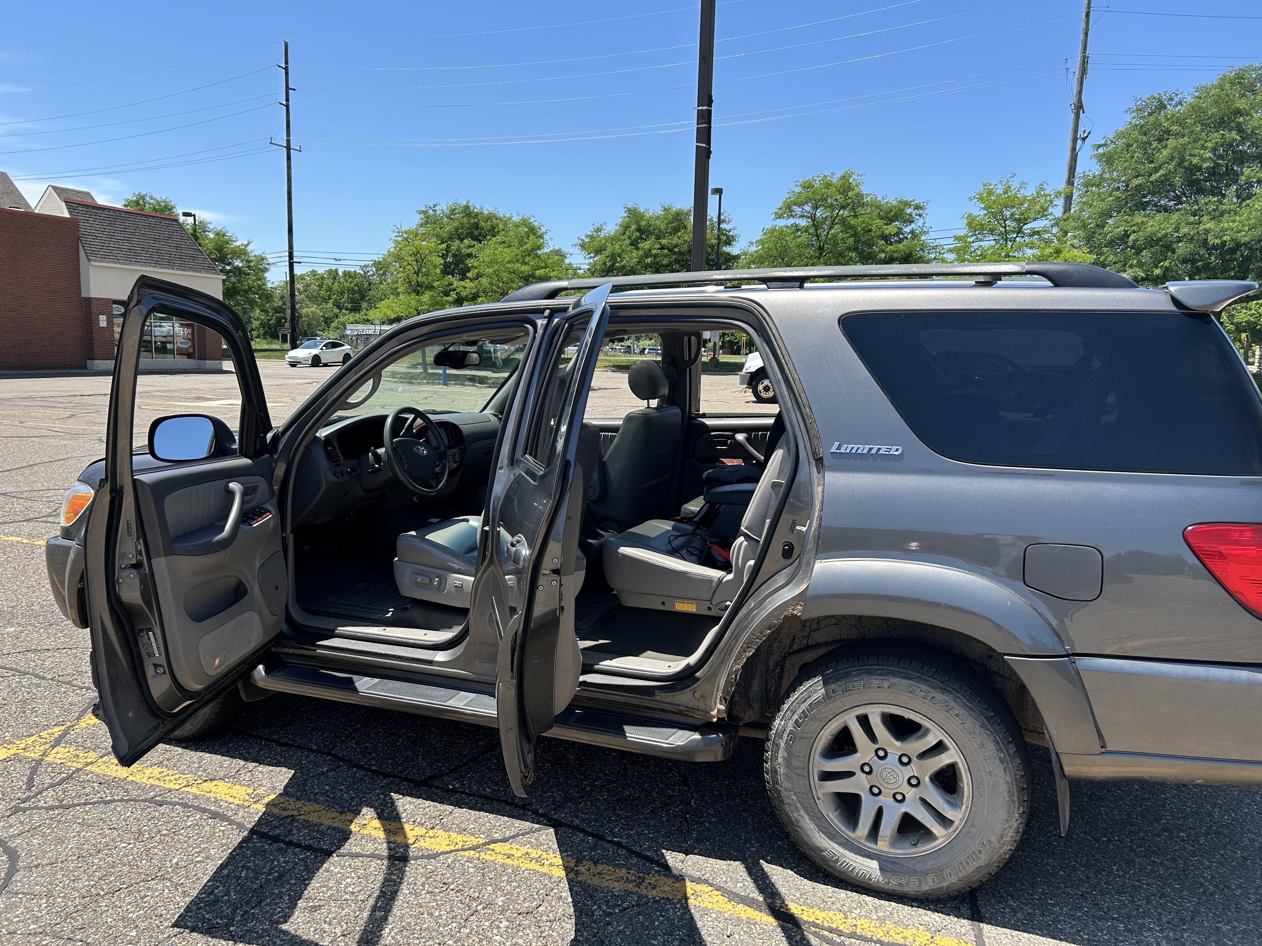 Used 2006 Toyota Sequoia Limited w/ Luxury Pkg AWD/4WD image 4
