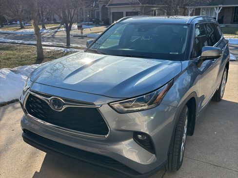 Used 2022 Toyota Highlander Limited image 2