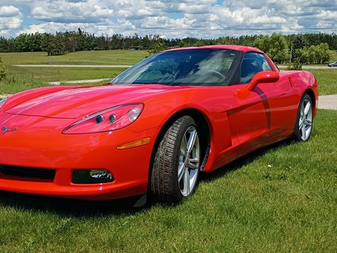 Used 2010 Chevrolet Corvette Coupe w/ 1LT RWD image 5