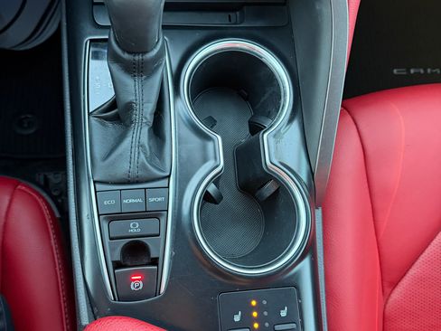 Used 2018 Toyota Camry XSE image 16