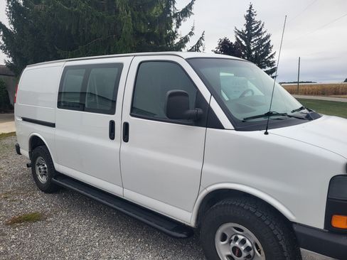 Used 2017 GMC Savana 2500 image 2