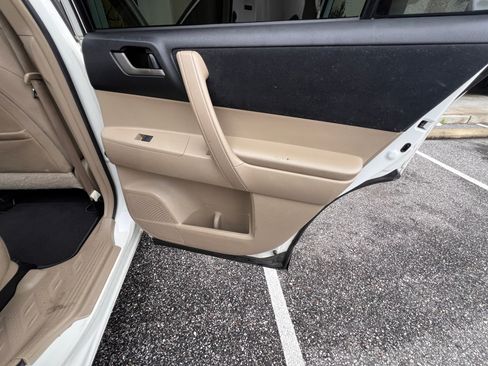 Used 2011 Toyota Highlander SE image 29