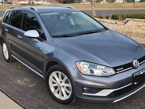 Used 2017 Volkswagen Golf Alltrack SE image 1