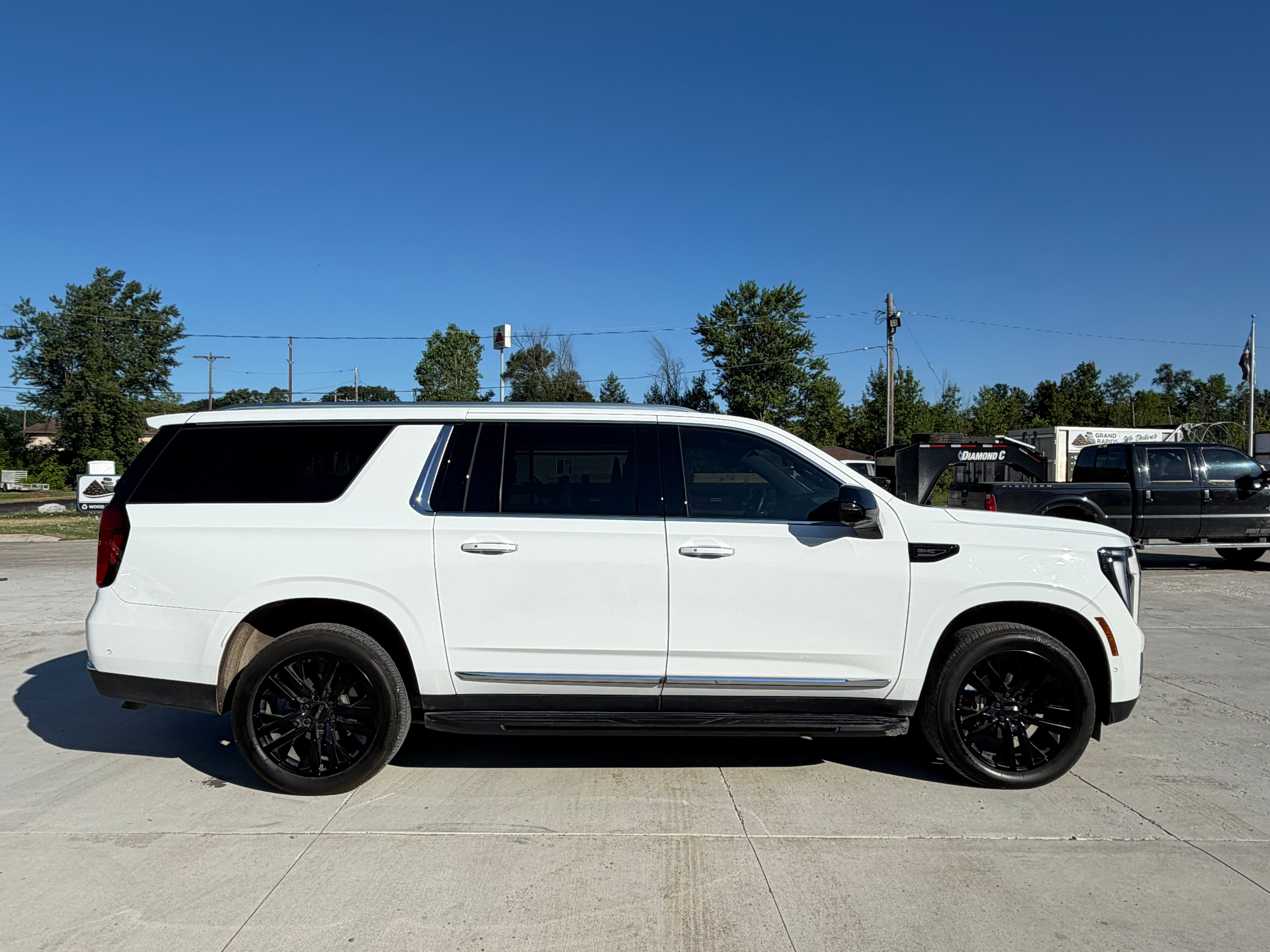 Used 2025 GMC Yukon XL Elevation w/ Elevation Premium Package AWD/4WD image 5