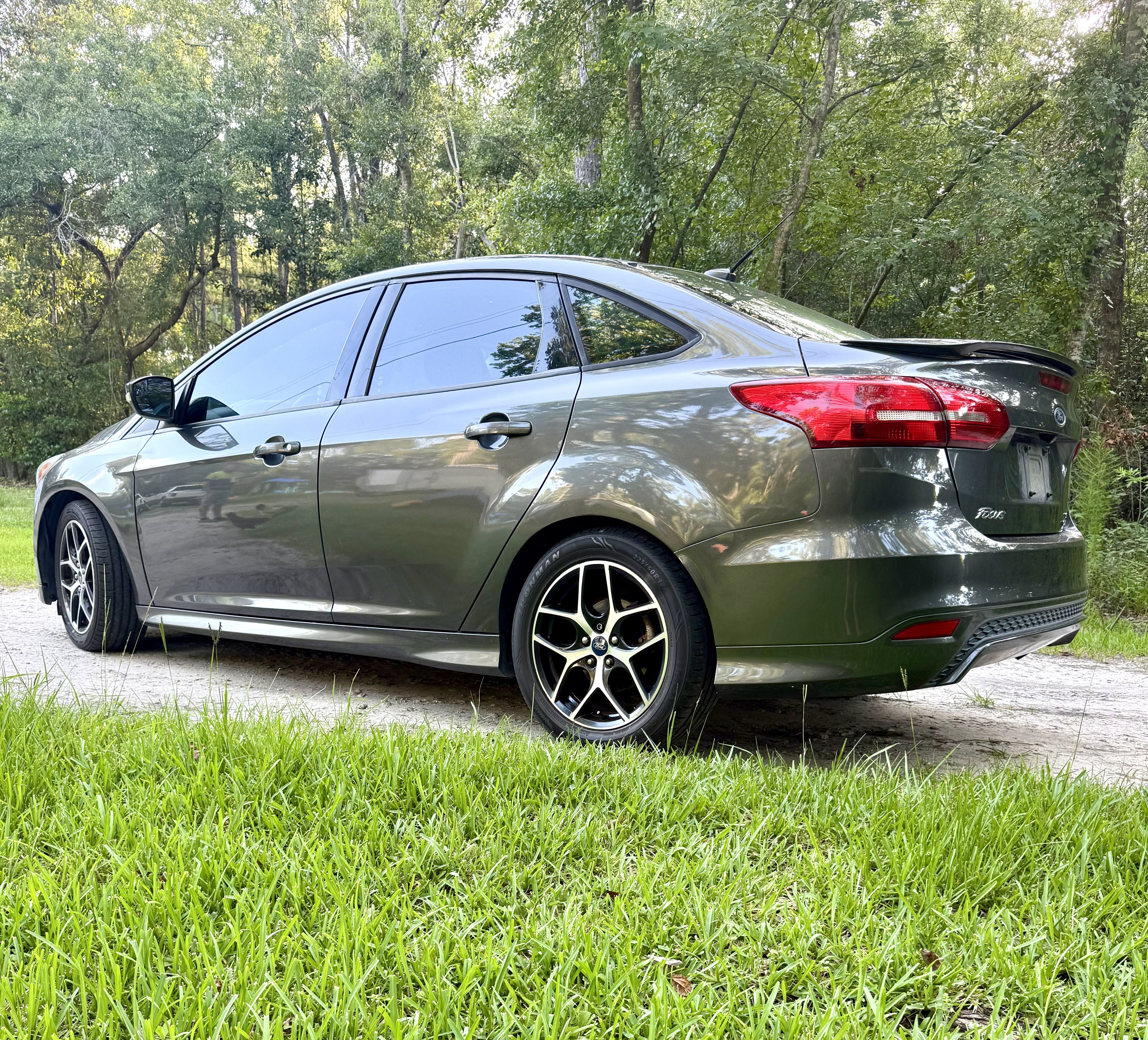Used 2016 Ford Focus SE w/ SE Sport Package FWD image 10