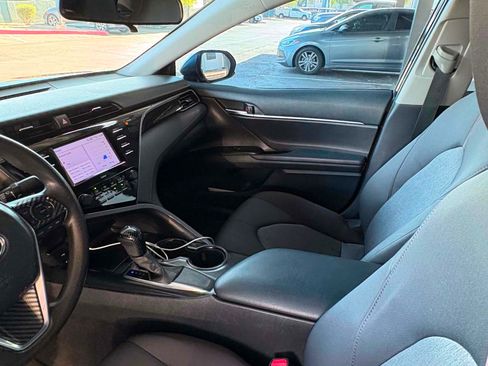 Used 2020 Toyota Camry LE FWD image 5