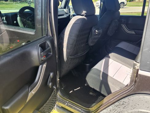 Used 2014 Jeep Wrangler Unlimited Sport image 9