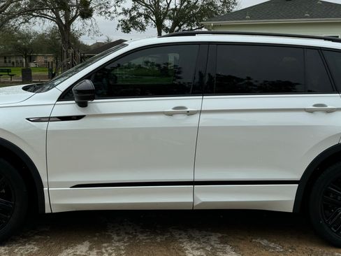 Used 2022 Volkswagen Tiguan SE R-Line image 5