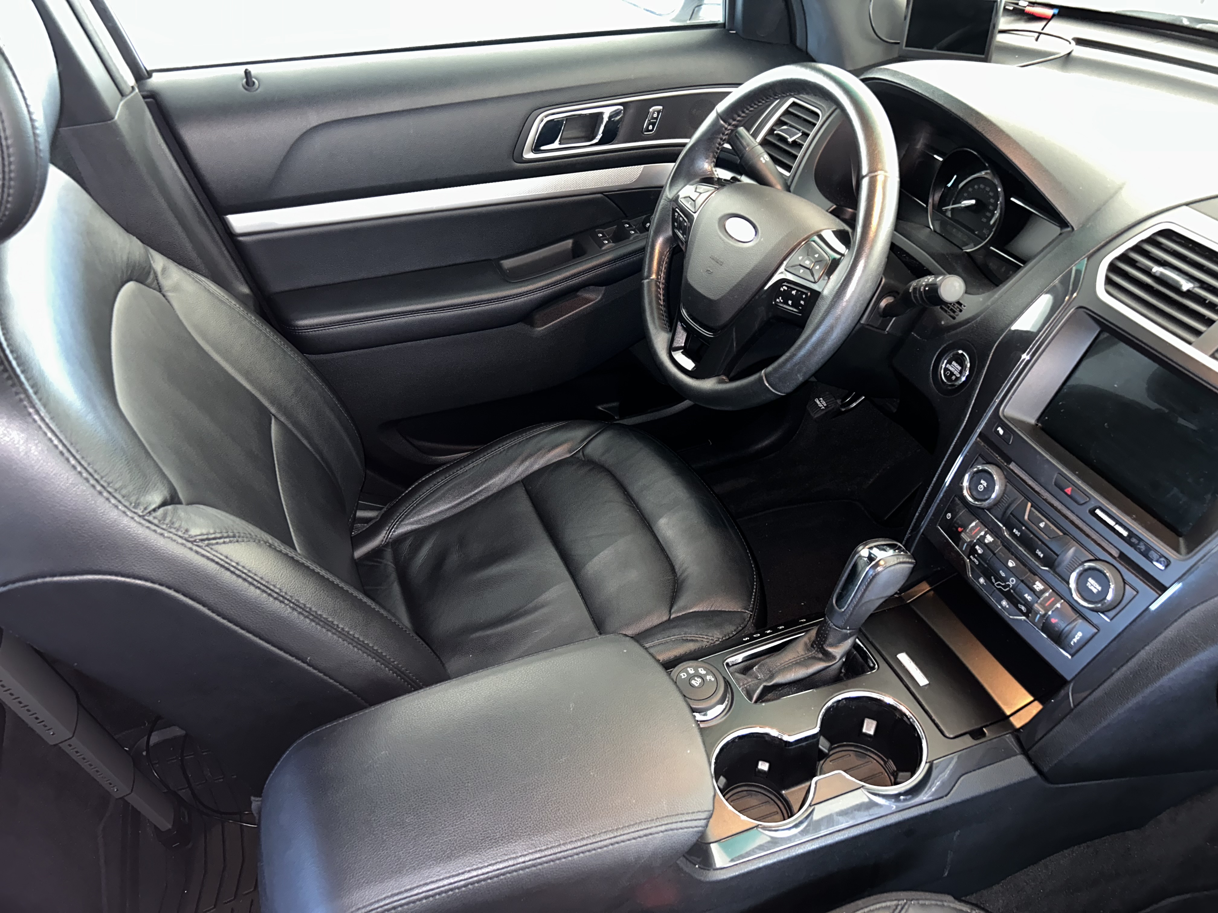 Used 2017 Ford Explorer XLT w/ Equipment Group 202A AWD/4WD image 9