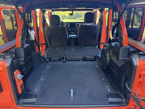 Used 2018 Jeep Wrangler Unlimited Sahara image 18