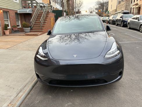 Used 2021 Tesla Model Y Long Range image 1