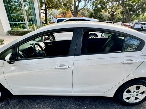 Used 2017 Kia Forte LX image 1