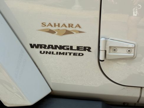 Used 2013 Jeep Wrangler Unlimited Sahara w/ Connectivity Group AWD/4WD image 8