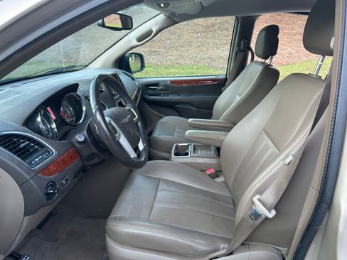 Used 2015 Chrysler Town & Country Touring FWD image 10