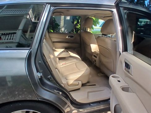 Used 2015 Nissan Pathfinder Platinum w/ Cargo Package image 9