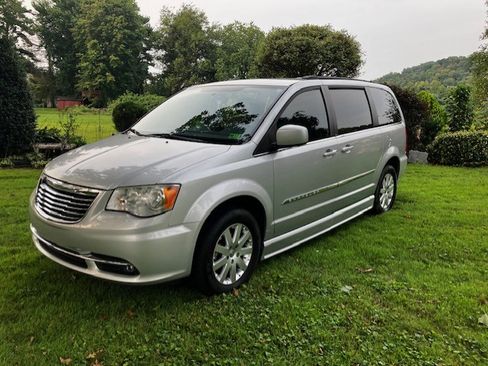 Used 2011 Chrysler Town & Country Touring-L w/ Trailer Tow Group FWD image 4