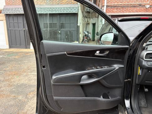 Used 2017 Kia Sorento LX Sport Utility 4D image 11