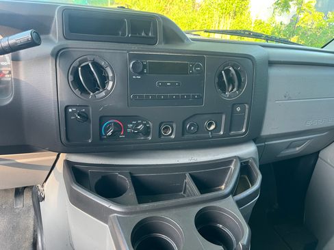 Used 2014 Ford E-150 and Econoline 150 w/ Power Group RWD image 11