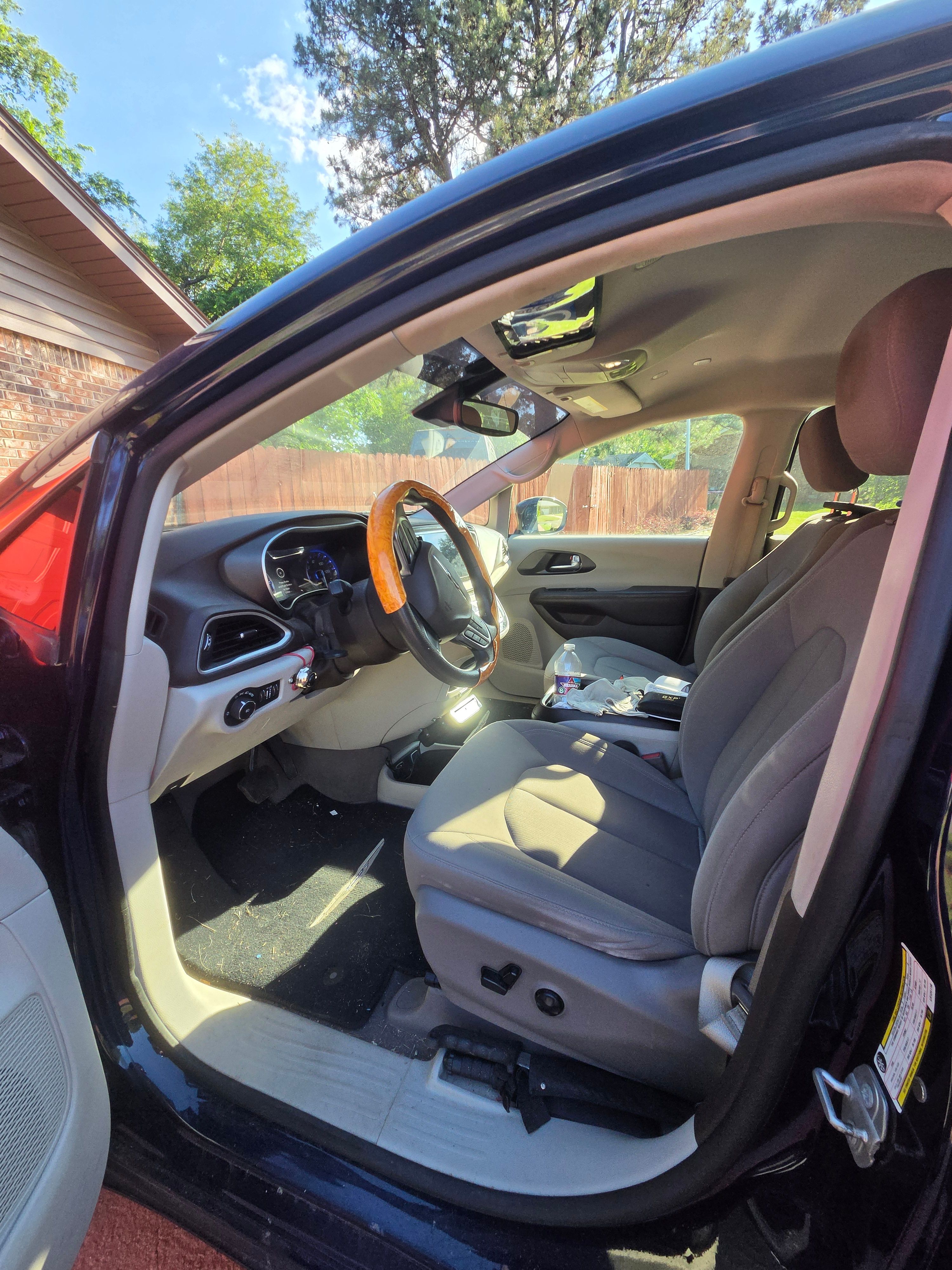 Used 2020 Chrysler Pacifica Touring w/ Advanced Safetytec Group FWD image 6