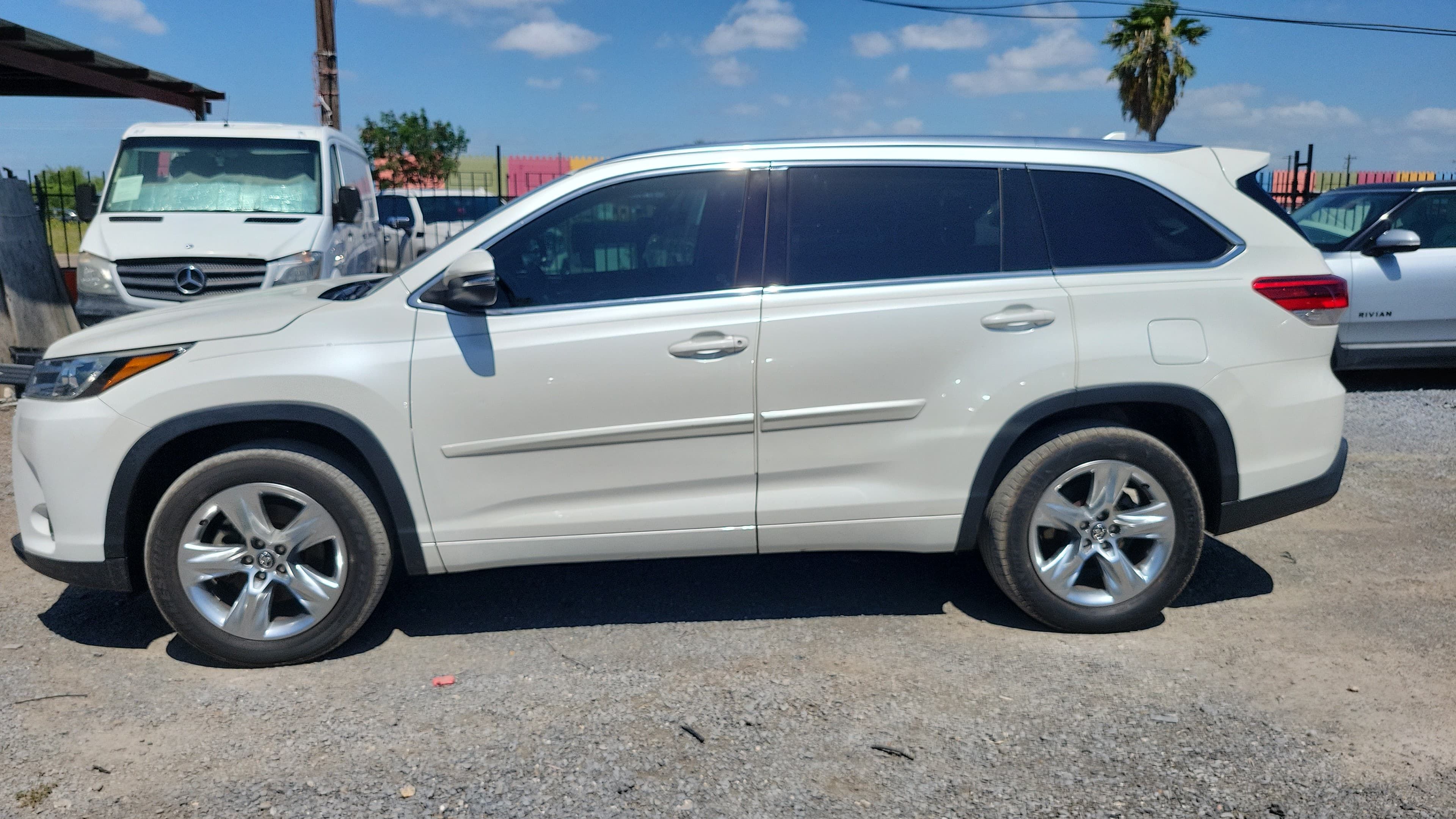 Used 2017 Toyota Highlander Limited FWD image 2