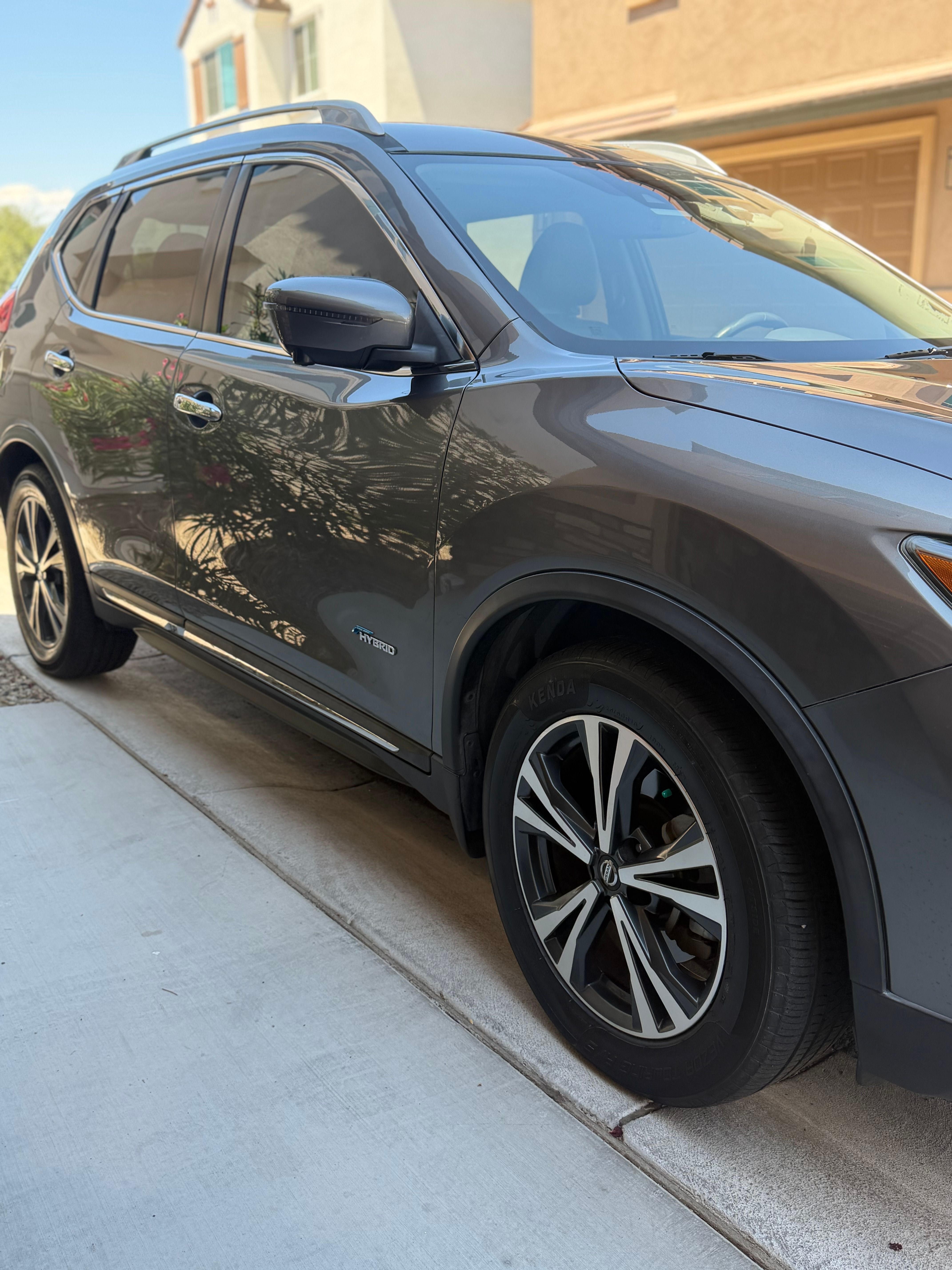 Used 2017 Nissan Rogue SL FWD image 2