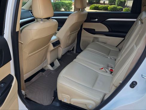 Used 2018 Toyota Highlander XLE image 14