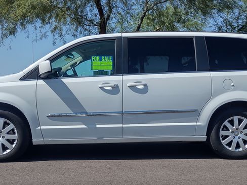 Used 2014 Chrysler Town & Country Touring image 11