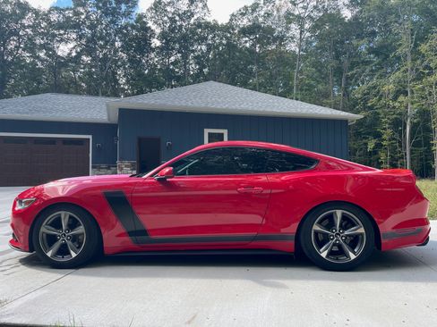 Used 2017 Ford Mustang Coupe image 2
