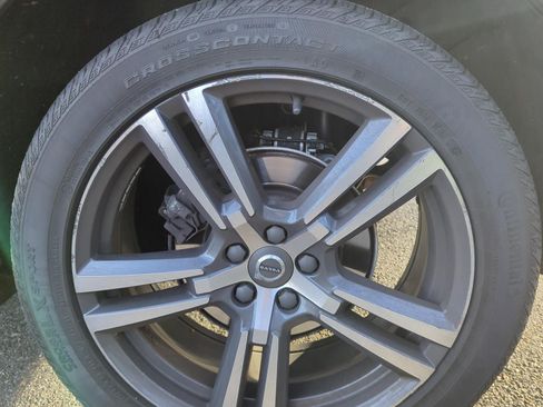 Used 2019 Volvo XC60 T5 Momentum w/ Multimedia Package image 9