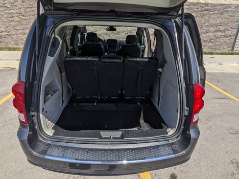 Used 2019 Dodge Grand Caravan SXT image 4