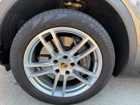 Used 2021 Porsche Cayenne image 16