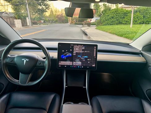 Used 2018 Tesla Model 3 Long Range image 9