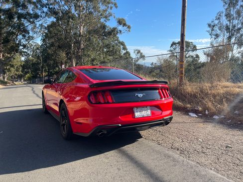 Used 2019 Ford Mustang Coupe RWD image 4