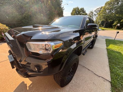 Used 2020 Toyota Tacoma TRD Sport w/ Technology Package AWD/4WD image 16