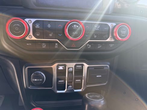 Used 2020 Jeep Wrangler Unlimited Sahara AWD/4WD image 22