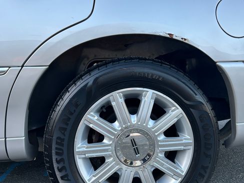 Used 2009 Lincoln Town Car Signature Limited image 10