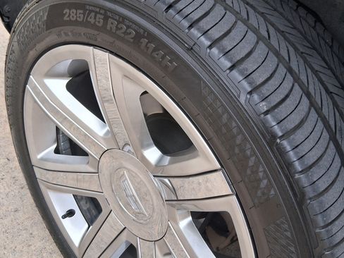 Used 2018 Cadillac Escalade Premium Luxury image 11