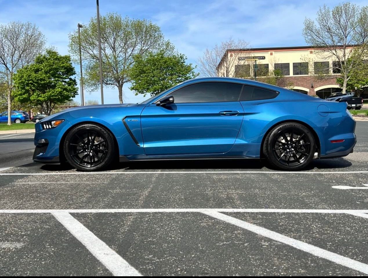 Used 2019 Ford Mustang Shelby GT350 w/ Technology Package RWD image 1