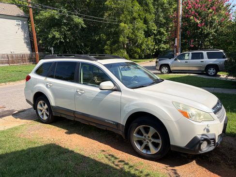 Used 2013 Subaru Outback 2.5i Limited w/ Moonroof Pkg AWD/4WD image 14