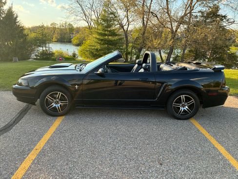 Used 2001 Ford Mustang Convertible RWD image 1