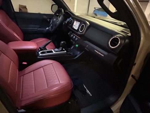 Used 2018 Toyota Tacoma TRD Sport w/ Technology Package image 6