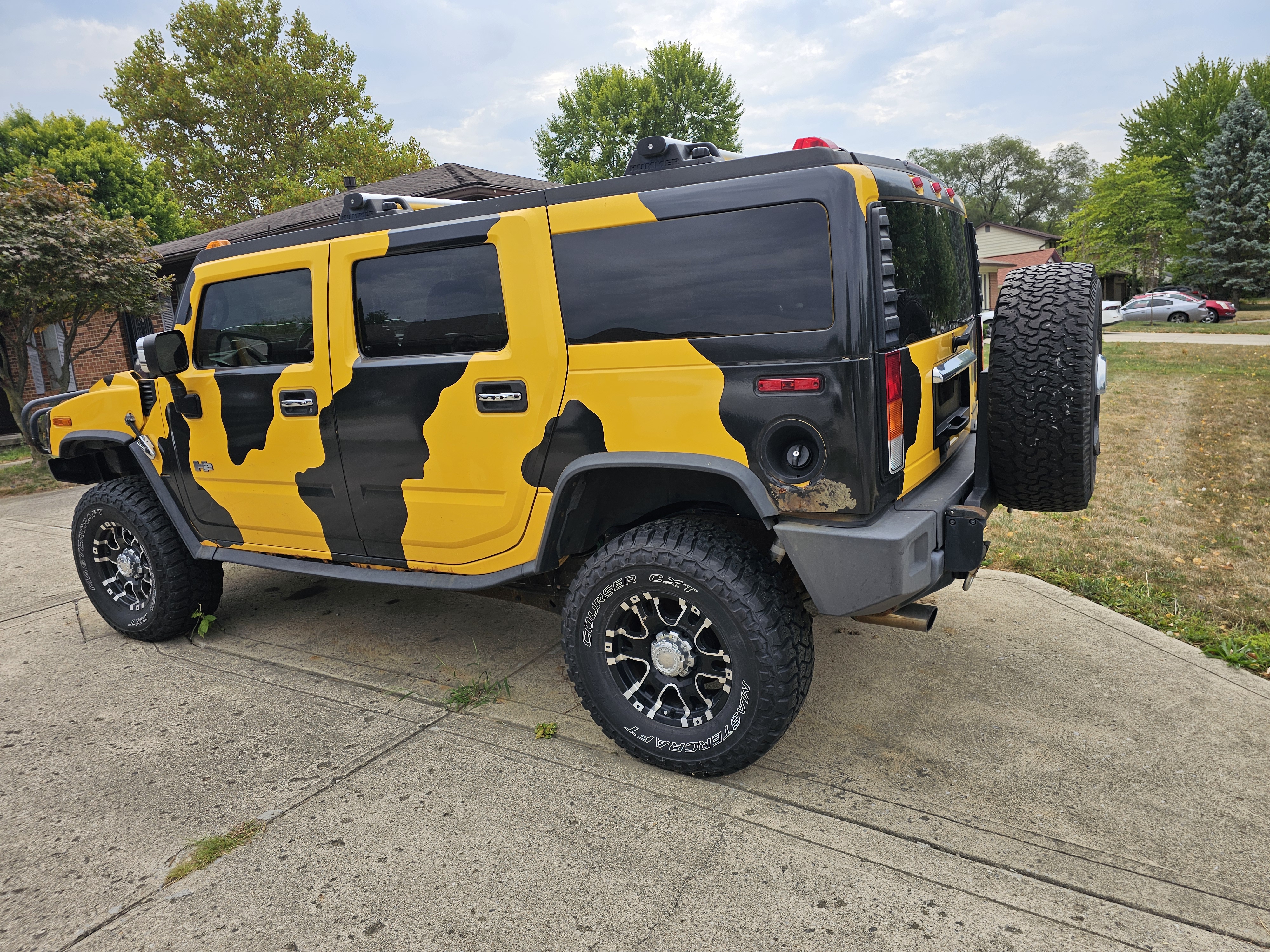 Used 2003 HUMMER H2 w/ Preferred Equipment Group AWD/4WD image 2