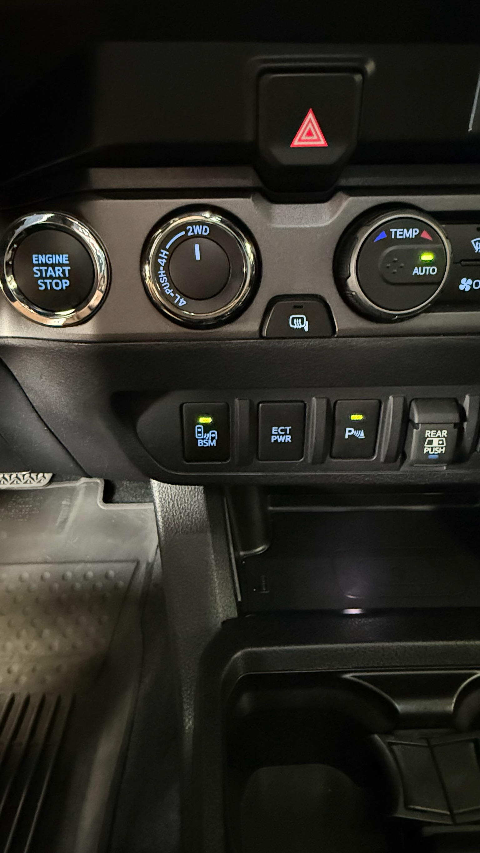 Used 2023 Toyota Tacoma TRD Off-Road w/ Technology Package AWD/4WD image 18